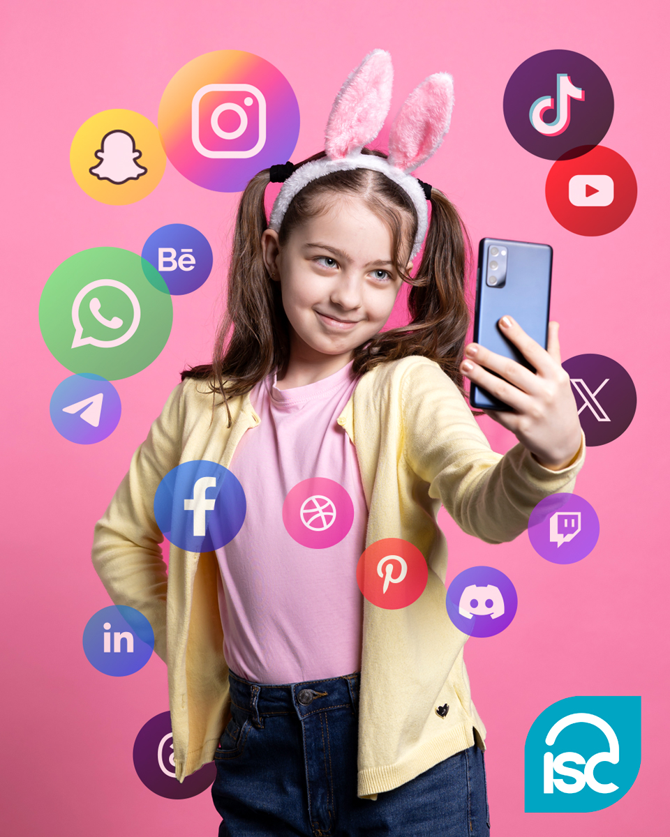 Menor usando redes sociales en un smartphone, imagen sobre consentimiento de menores y protección de datos según la LOPDGDD.